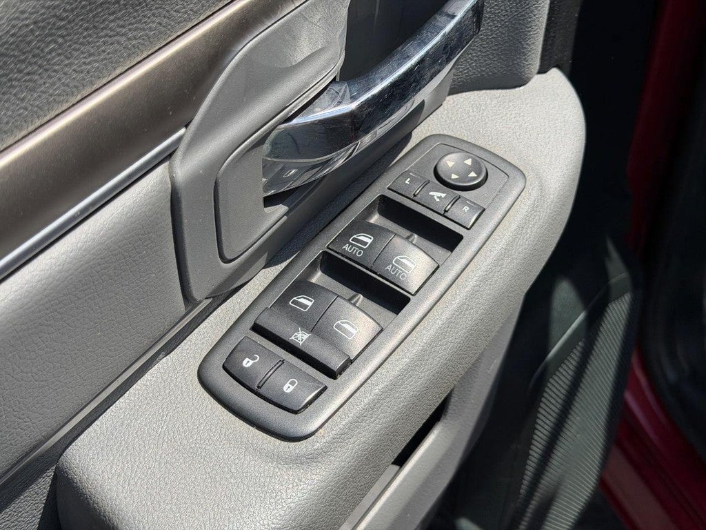 2014 RAM 1500 4WD Crew Cab 140.5" Big Horn