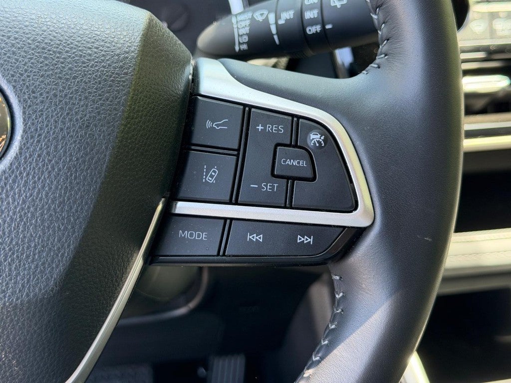 2024 Toyota Highlander LE FWD (Natl)
