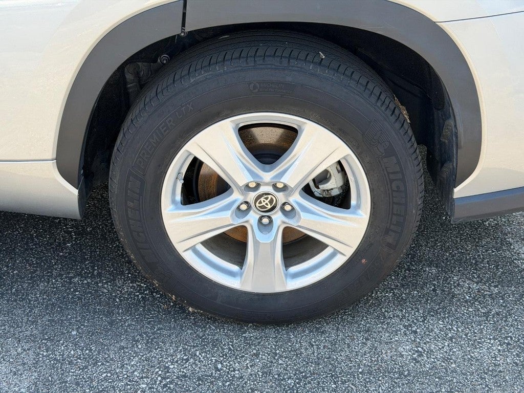 2024 Toyota Highlander LE FWD (Natl)