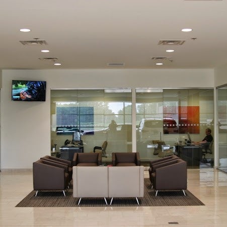 Image of Bommarito INFINITI storefront waiting room
